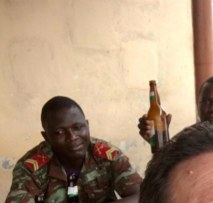 Un verre avec le commandant de la caserne 